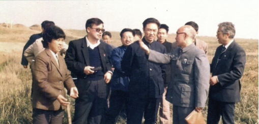 1980年代后期视察血防工作
